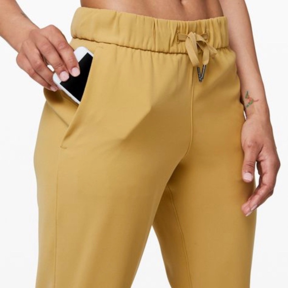 Lululemon On the Fly 7/8 pant size 4 Yellow, 23’